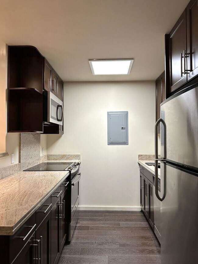 Building Photo - The Cove Waikiki - 2BR/2BA/2PK (Pet Negoti...