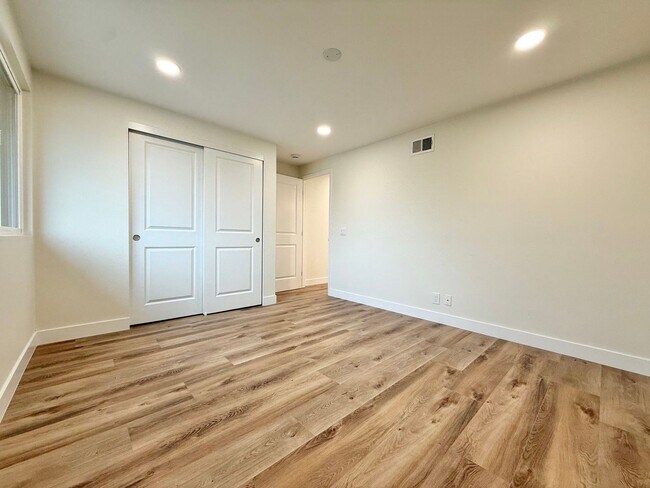 Building Photo - Spacious 5-Bedroom, 2-Bath Retreat in Quie...
