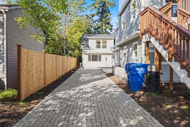 Building Photo - 9547 Wallingford Ave N