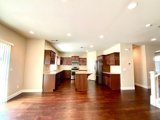 Building Photo - 6162 E Farrin Ave