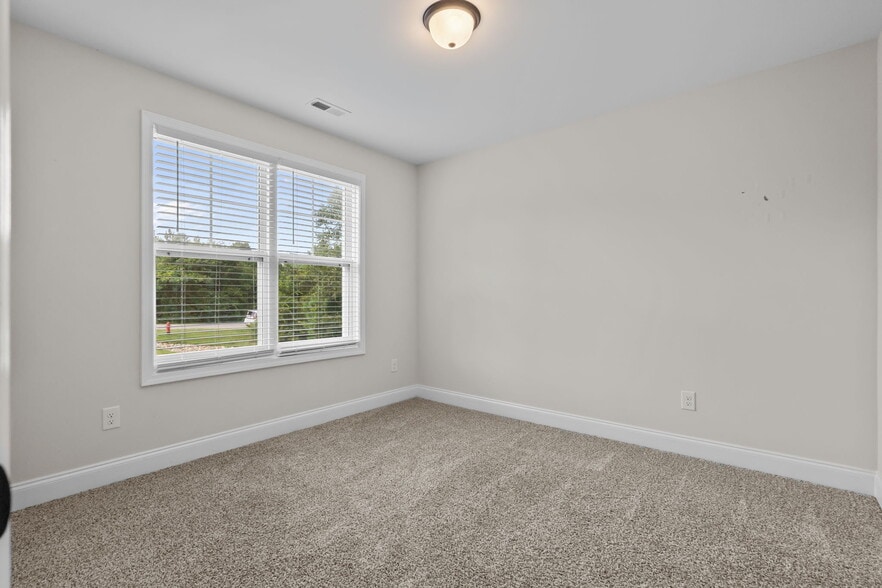 Building Photo - 120 Pinelands Vis