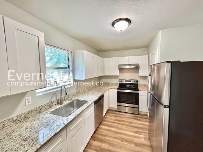 Building Photo - 230 Creek Cove Dr