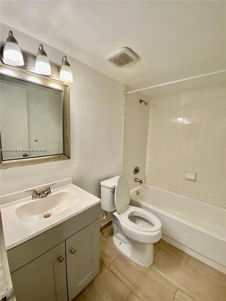 Building Photo - 3199 Foxcroft Rd