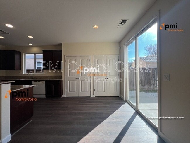 Building Photo - 2486 El Fresco Dr