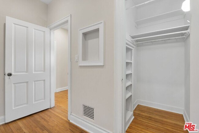 Building Photo - 420 S Beverwil Dr