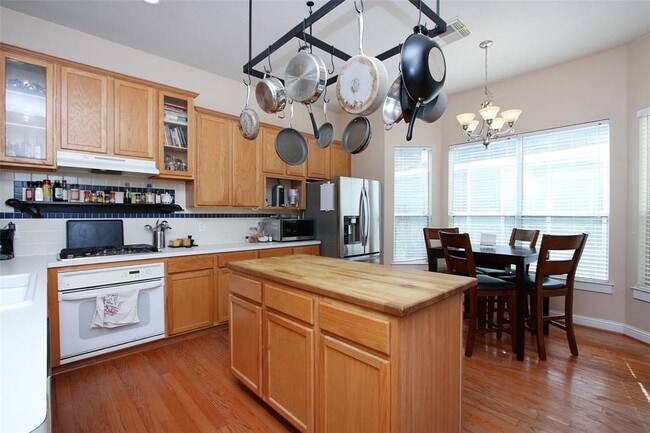 Building Photo - 16242 Pine Thorn Dr