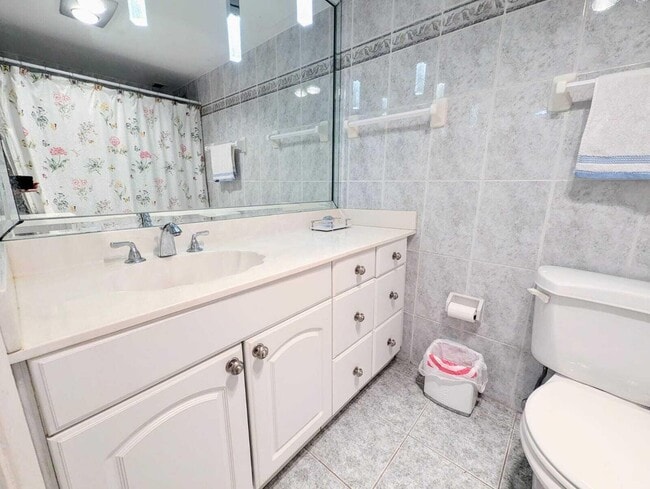 Building Photo - 3150 N Palm Aire Dr