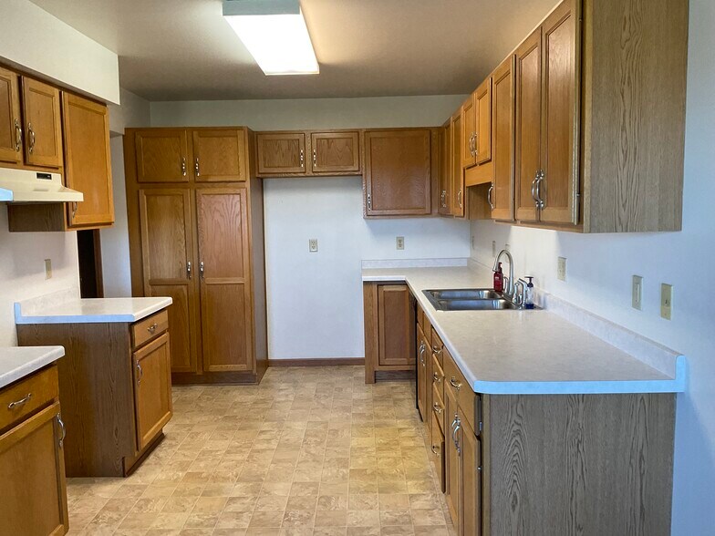 Kitchen - 527 Wellington Dr