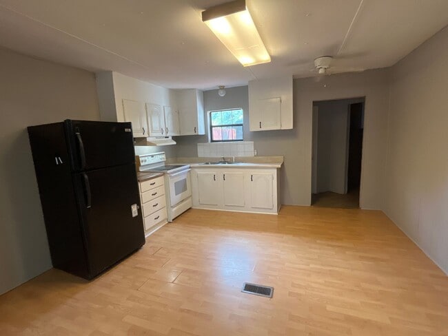 Building Photo - 2 Bed 1.5 Bath Duplex
