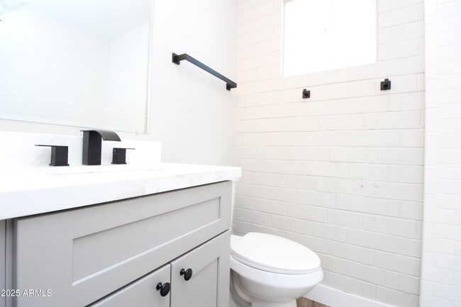 Building Photo - 802 S 11th Ave