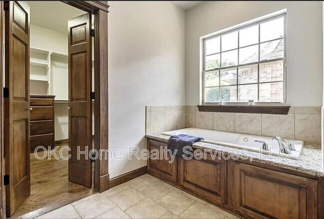 Building Photo - 1216 NW 190th Pl
