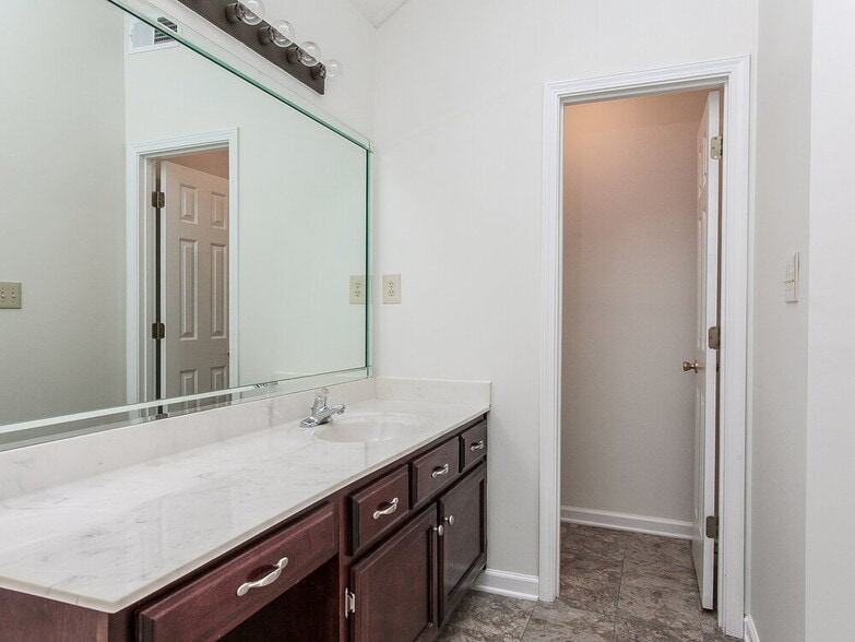 Building Photo - 8291 Cross Point Dr