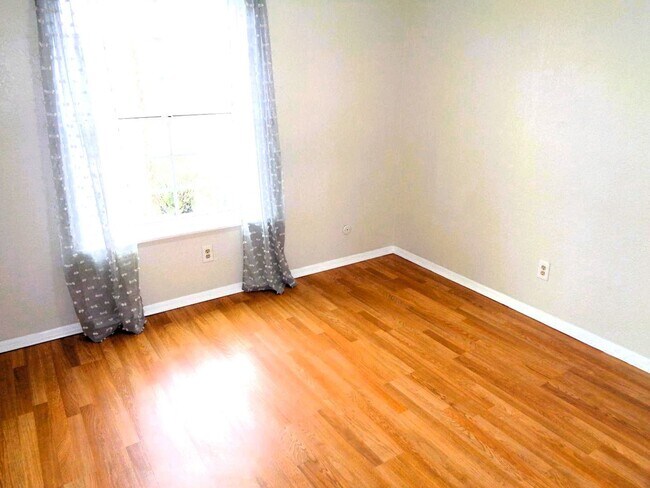Building Photo - 10405 Ashwood Dr