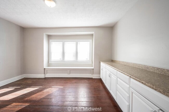 Building Photo - 323 W 40th St