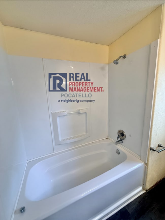 Building Photo - 3 bedroom 1 bath Mobile Home