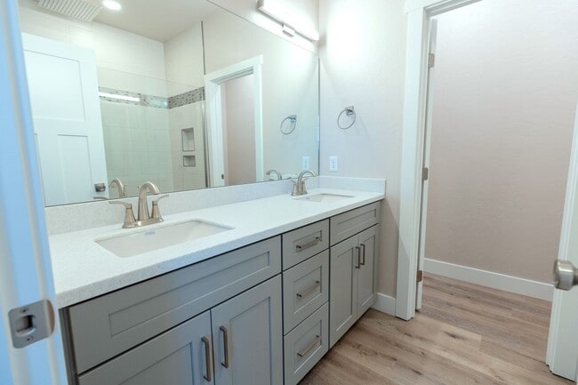 Building Photo - Beautiful 3br Townhome w 1-car Garage (2024)