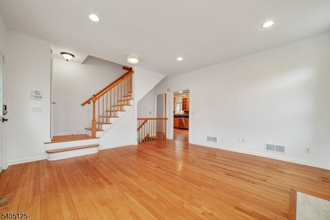 Building Photo - 17 Grove St