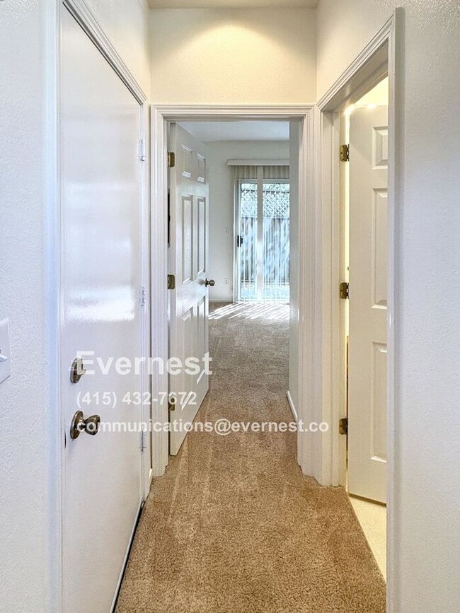 Building Photo - Lovely 2-Bedroom Townhome: Comfort and Con...