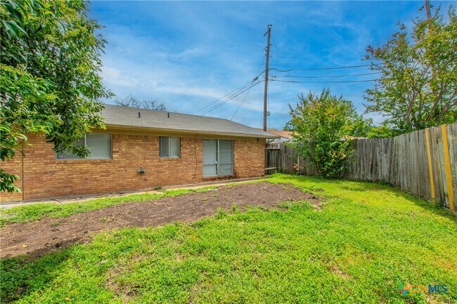 Building Photo - 3209 Shady Hill Dr