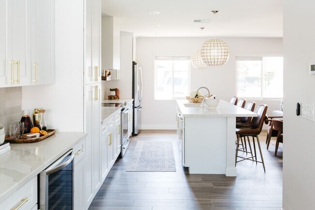 Building Photo - Stunning Remodel near Old Town!