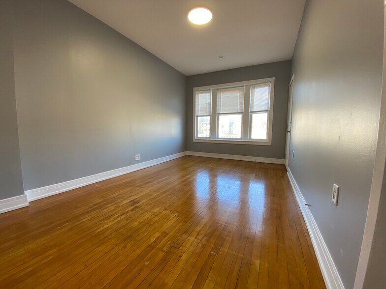 Living room - 2323 W Fullerton Ave