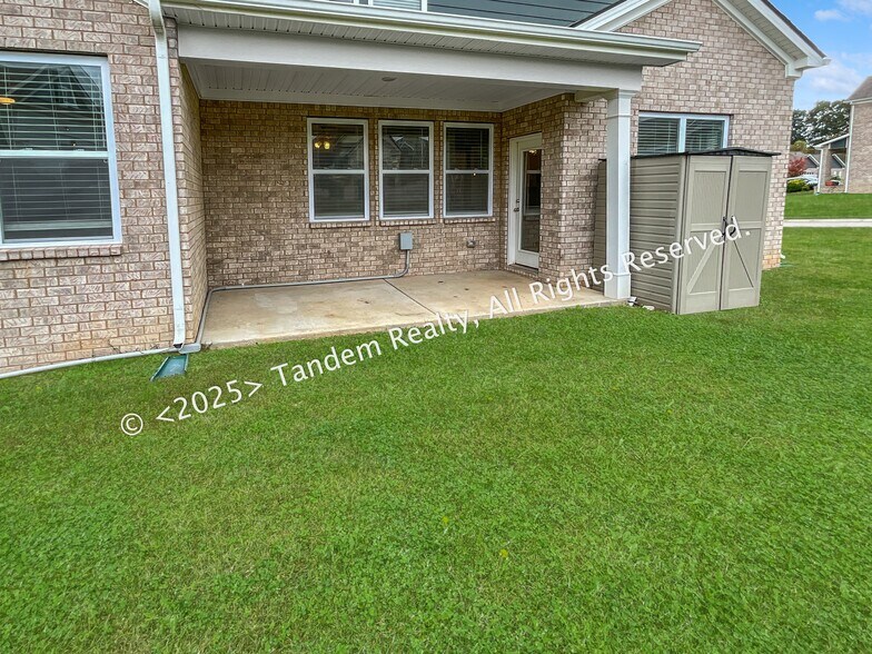 Building Photo - 8020 Forest Hills Dr