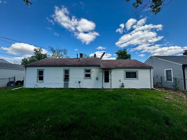 Building Photo - Updated 2 Bed Ranch Home w/ Huge Fenced Yard, Attached Garage & No Stairs – Moline