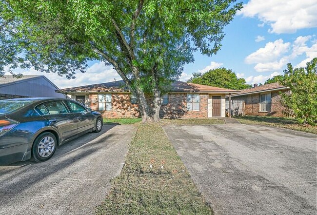 Building Photo - Two Bedroom Duplex For Rent in Cedar Hill.