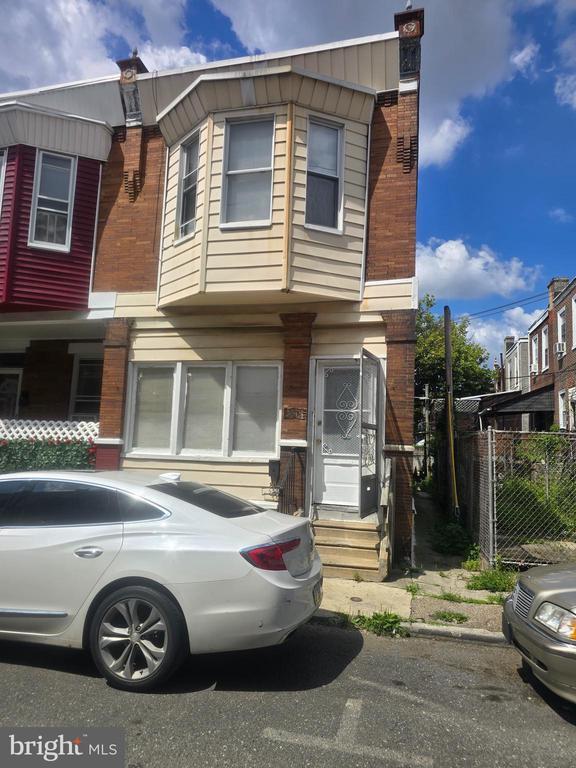 Building Photo - 556 N Wanamaker St