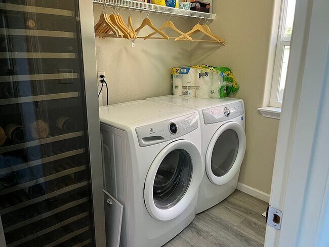 Building Photo - Furnished 3 Bedroom. 2.5 Bath Home in Dundee- Short Term Lease Options Available