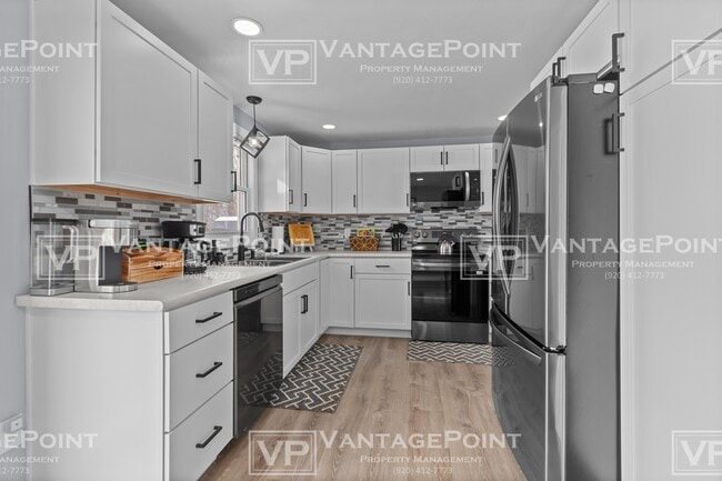 Building Photo - 606 Simonet St