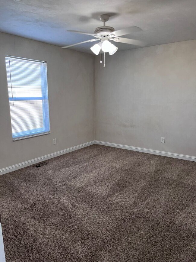 Building Photo - 2 bed 2 bth duplex- available now