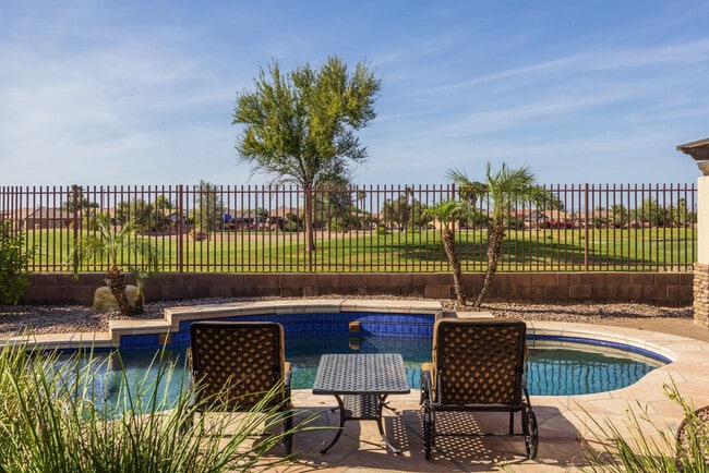 Building Photo - 4176 E Clubview Dr