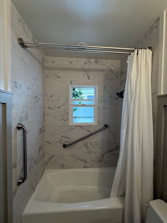 Building Photo - 2 Bedroom 1 Bathroom Updated Single Family...
