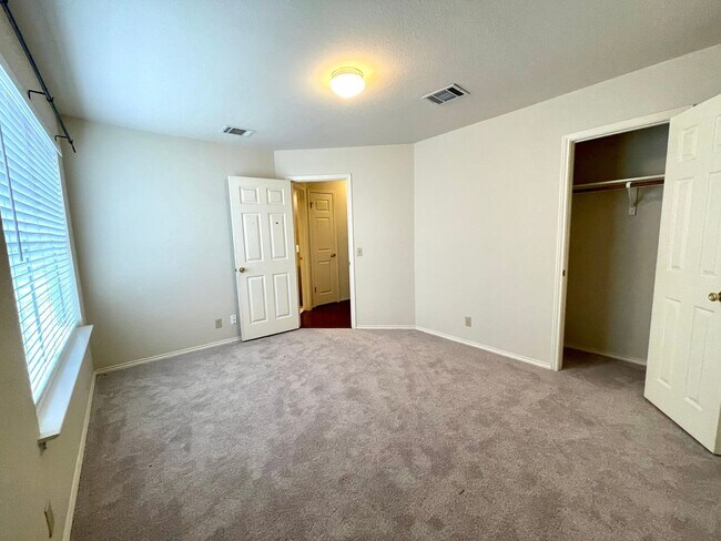 Building Photo - Lovely 3 Bedroom/2.5 Bathroom in Round Rock!