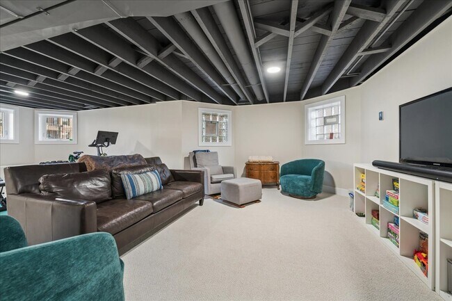 Building Photo - 4912 N Winchester Ave