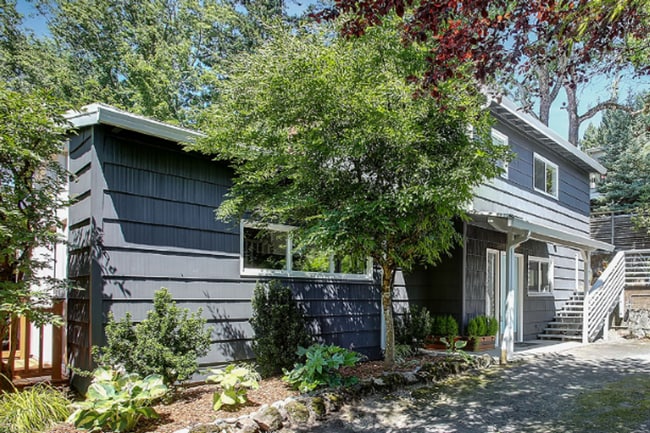 Building Photo - Chic Urban Oasis in Hillsdale