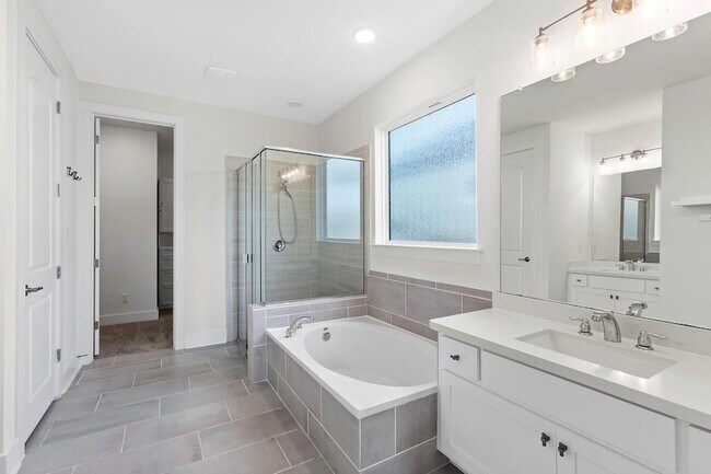 Building Photo - 829 Dayridge Dr