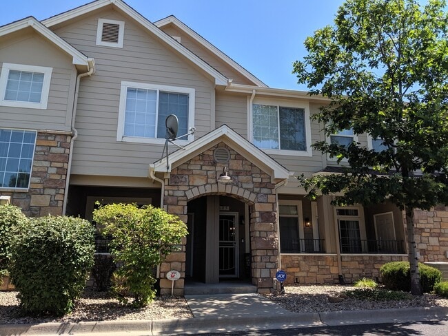 Building Photo - Beautiful Townhome - Great Location - Gara...