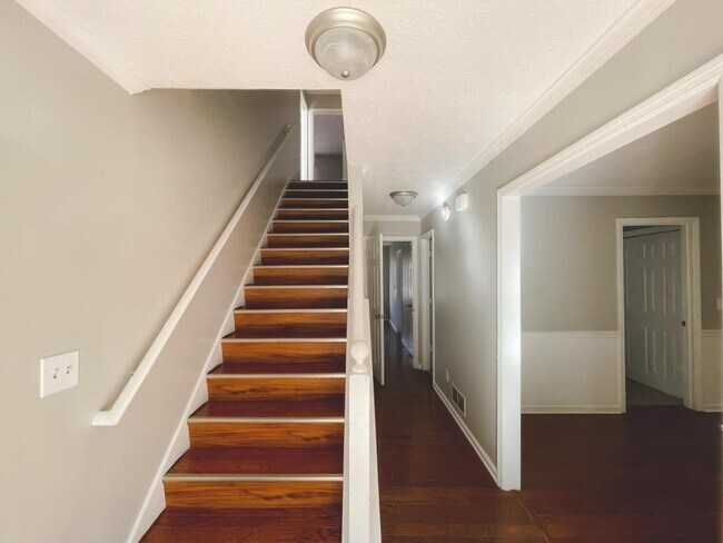 Building Photo - 2021 Hunters Cove Dr