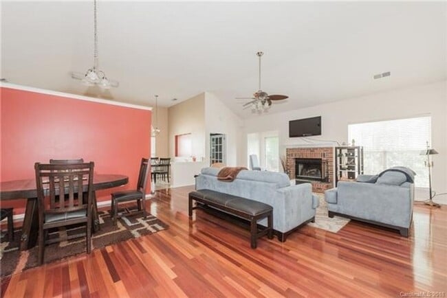 Building Photo - Spacious 4BR House in Charlotte