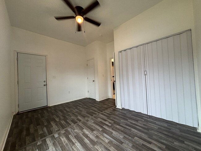 Building Photo - Cute Spacious 1 bedroom 1 bath available now