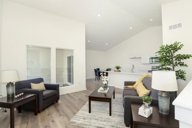 Building Photo - 5314-5316 Pinecrest