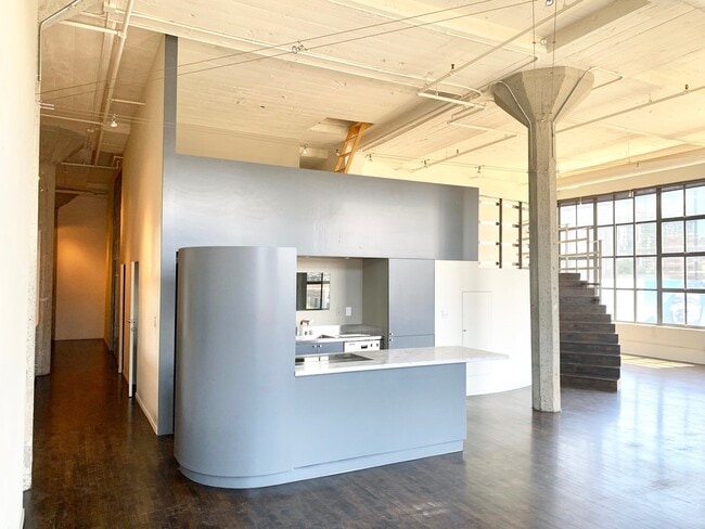 Building Photo - STUNNING LARGE CORNER LIVE/WORK 1 BED+ DEN...