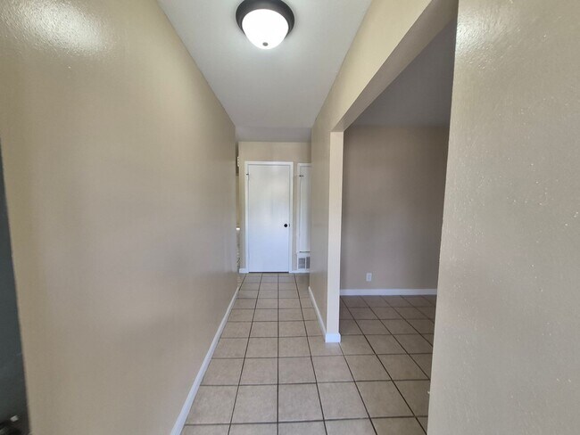 Building Photo - 7102 Glen Point Dr