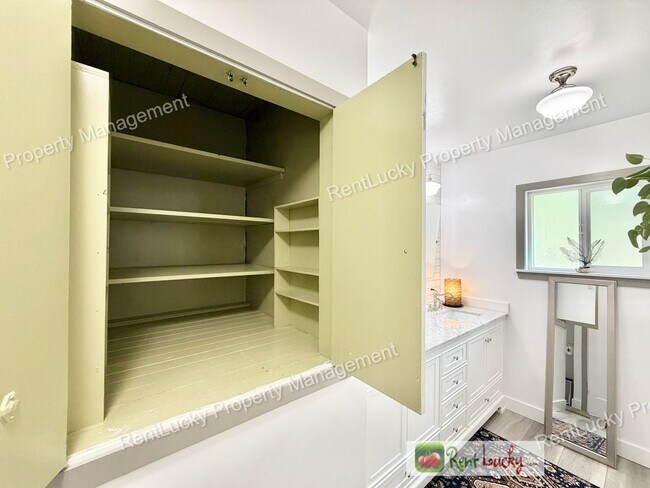 Building Photo - 1612 Markham Ave NE