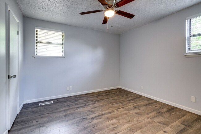 Building Photo - Newly Updated Home Just Minutes From Downt...