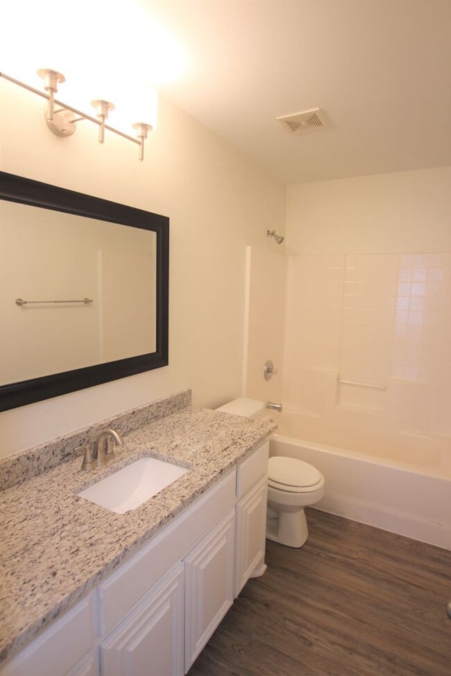 Building Photo - Beautifully updated 3 bedroom 2 bath home ...