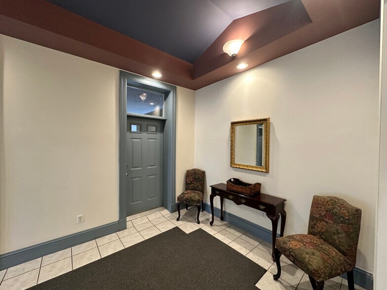 Building Photo - 2326 Upland Pl