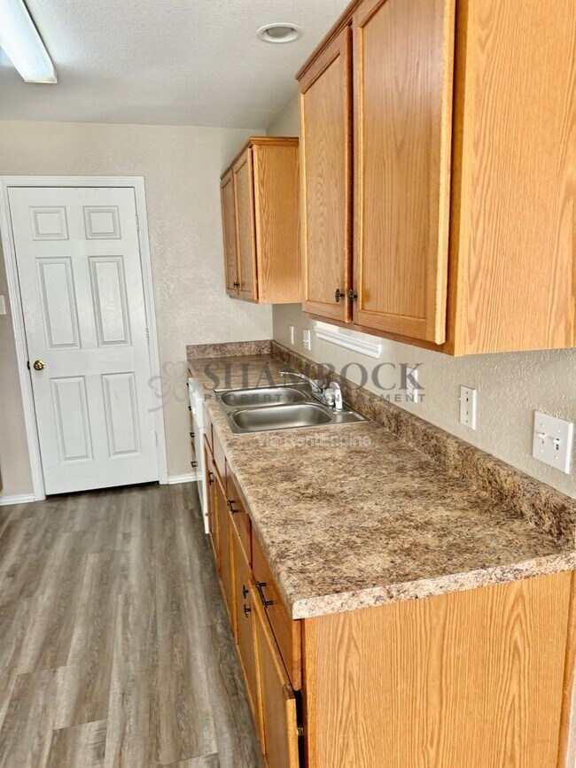Building Photo - 116 Lindenwood Ln W